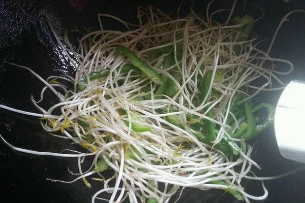 青椒炒银芽的做法图解5