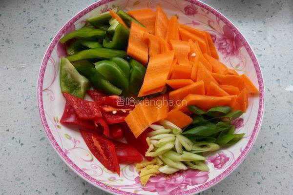 彩椒胡萝卜炒肉片的做法图解2