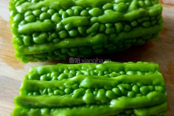 蜜汁苦瓜的做法图解1