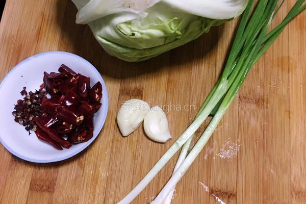 醋溜卷心菜的做法图解1