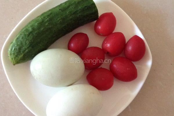 圣女果黄瓜炒蛋的做法图解1