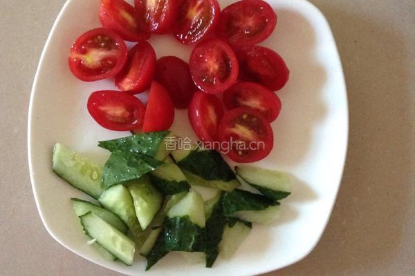 圣女果黄瓜炒蛋的做法图解2