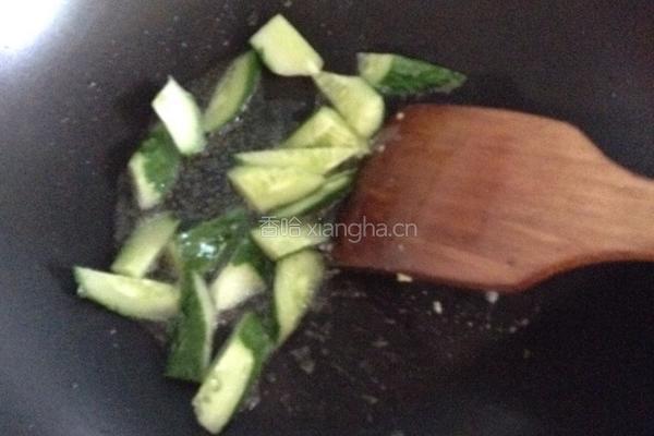 圣女果黄瓜炒蛋的做法图解5