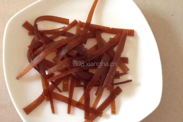 白萝卜拌山楂糕的做法图解2