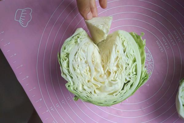 爽口卷心菜三丝的做法图解2