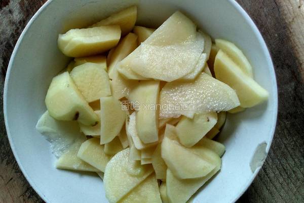 土豆炒辣椒的做法图解1