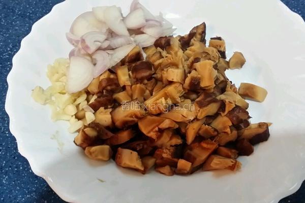 冬菇馬蹄炒毛豆的做法图解2