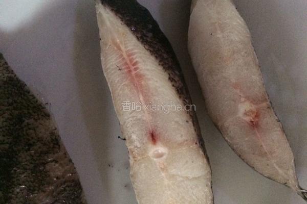 香煎马胶鱼。的做法图解1