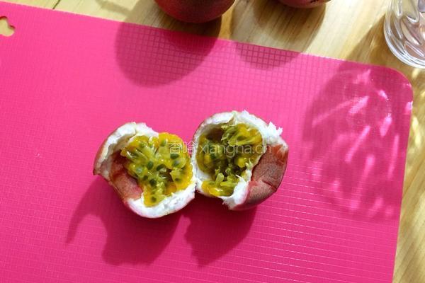百香果蜂蜜汁的做法图解2