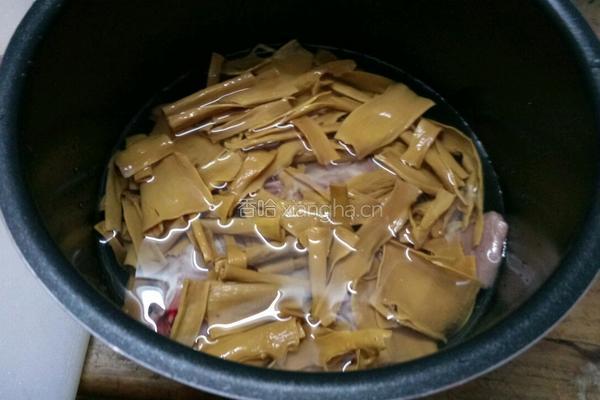 鸭肉笋干汤的做法图解4