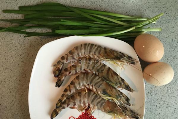 韭菜鸡蛋煎大虾的做法图解1