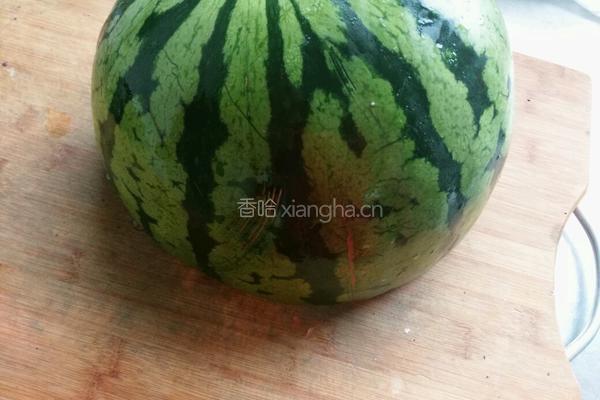 凉拌西瓜皮的做法图解1