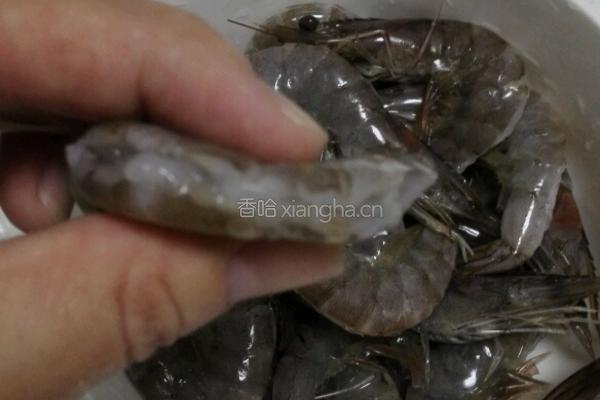 白灼基围虾的做法图解1
