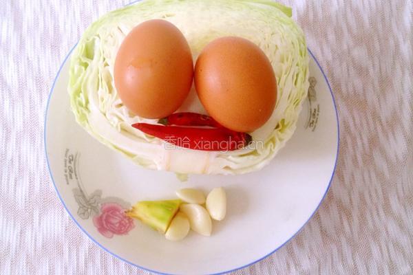 卷心菜炒鸡蛋的做法图解1