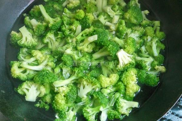 西兰花炒木耳的做法图解1
