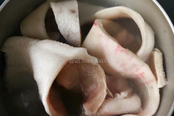 自制美味猪皮冻的做法图解2