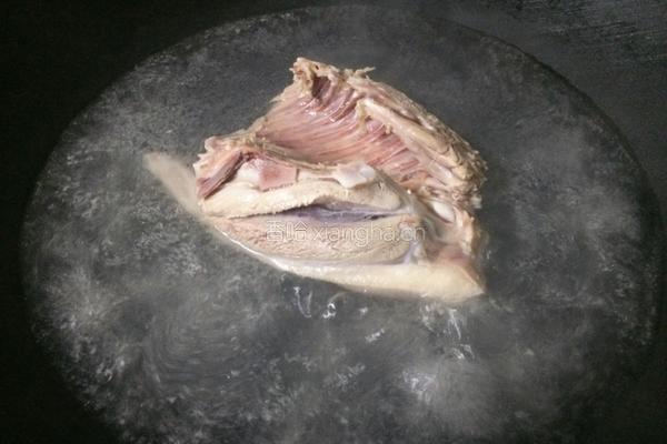白萝卜焖鸭肉的做法图解2
