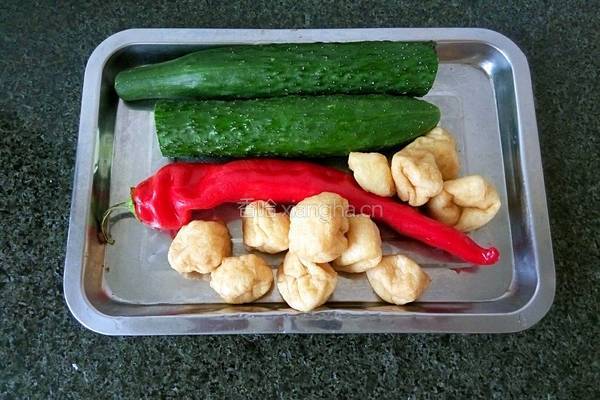 青瓜红椒炒油豆腐的做法图解1