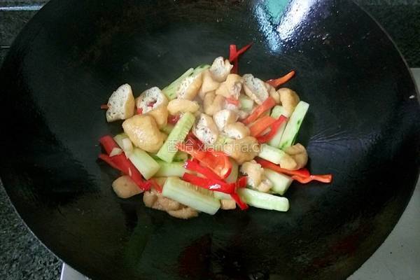 青瓜红椒炒油豆腐的做法图解4