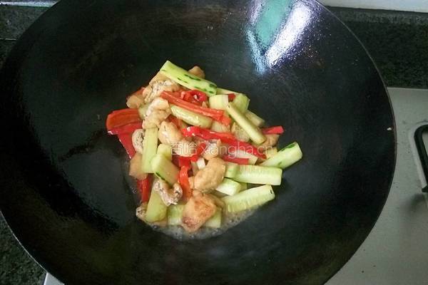 青瓜红椒炒油豆腐的做法图解5