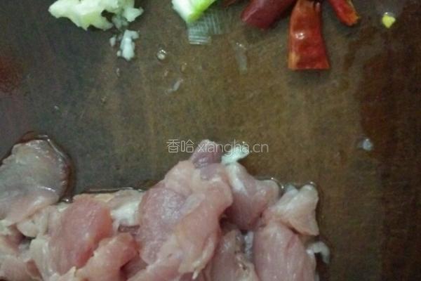 肉片炒蒜薹的做法图解2