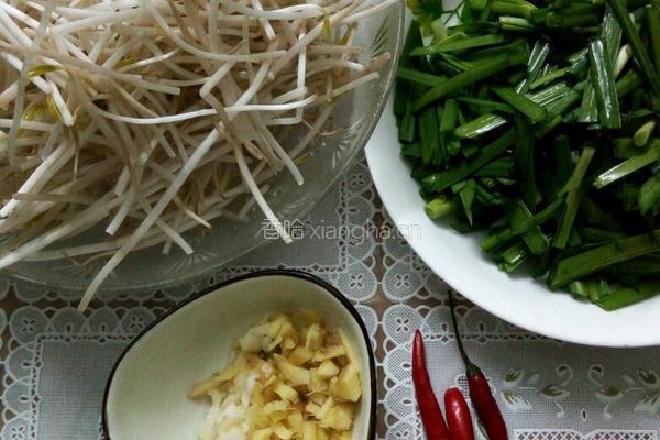 绿豆芽炒韭菜的做法图解1