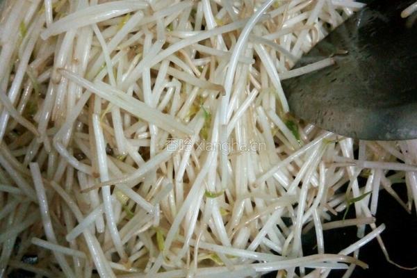 绿豆芽炒韭菜的做法图解3