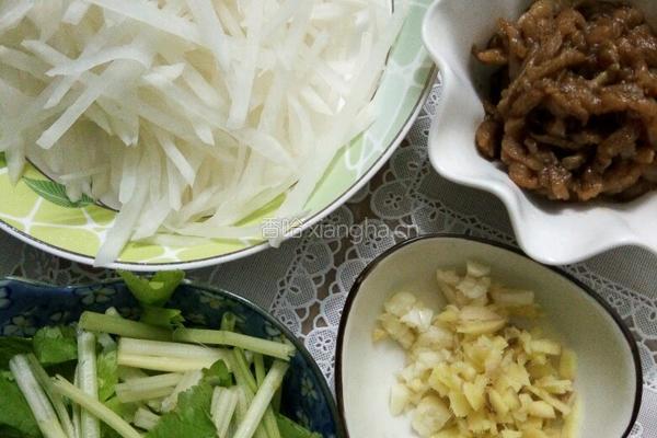 白萝卜炒芹菜肉丝的做法图解1