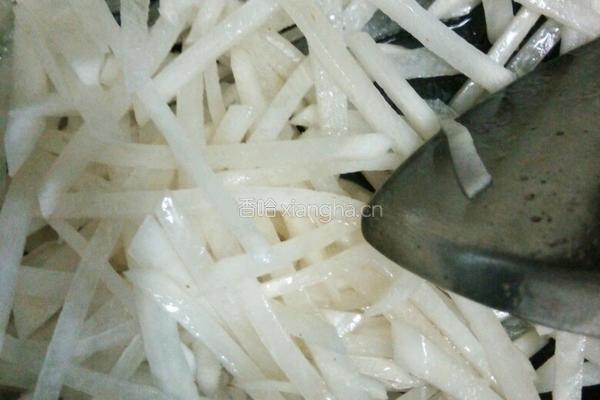 白萝卜炒芹菜肉丝的做法图解5