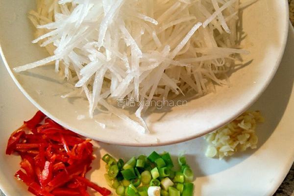芥末油拌白萝卜的做法图解2