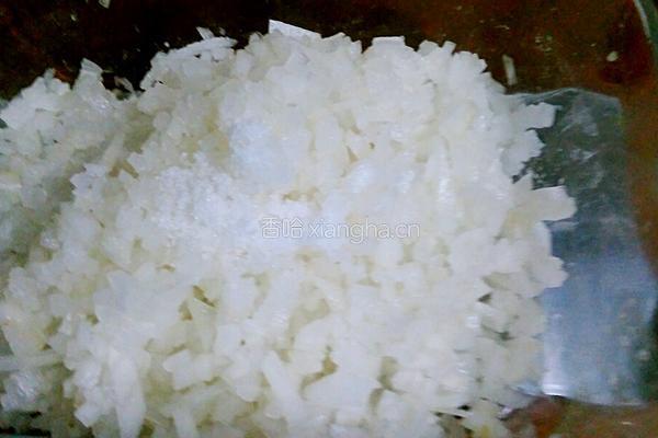 白萝卜鲜肉饺子（白萝卜可是美容的哦）的做法图解1
