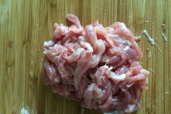 青豆炒肉的做法图解1