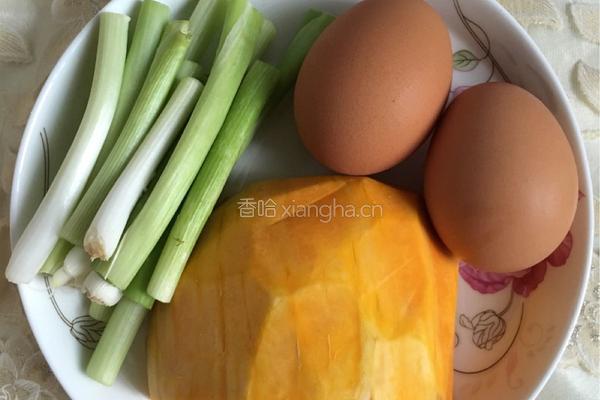 南瓜鸡蛋饼的做法图解1