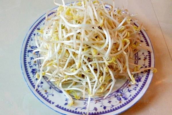  凉拌绿豆芽的做法图解1