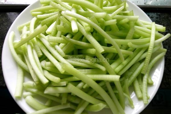 清炒红薯杆的做法图解1