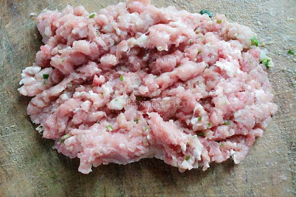猪肉豆角馅饺子的做法图解4