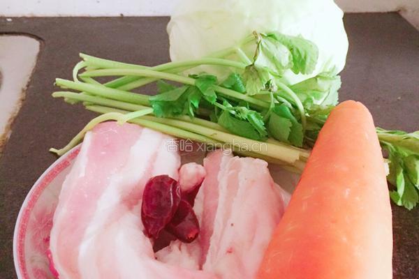 卷心菜炒五花肉的做法图解1