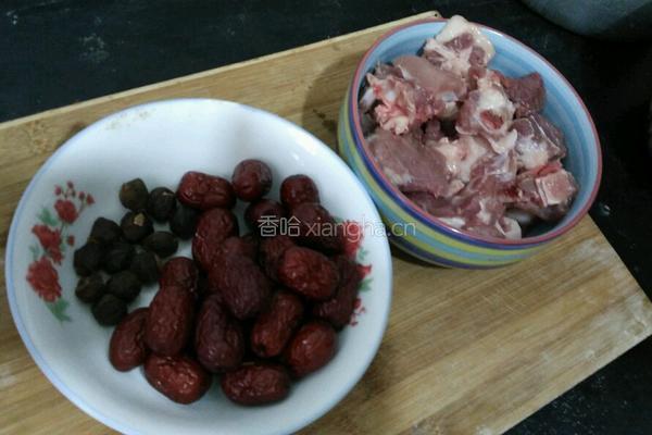 红枣龙眼排骨汤的做法图解2