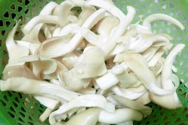 袖珍菇炒肉末的做法图解1