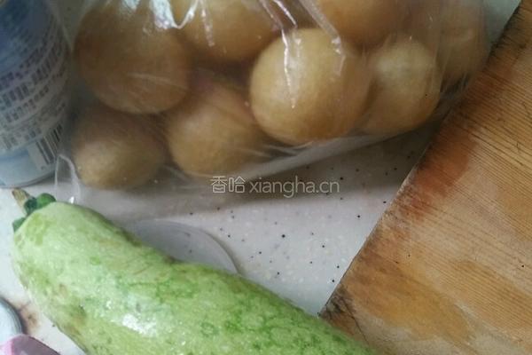 西葫芦炒油泡泡的做法图解1