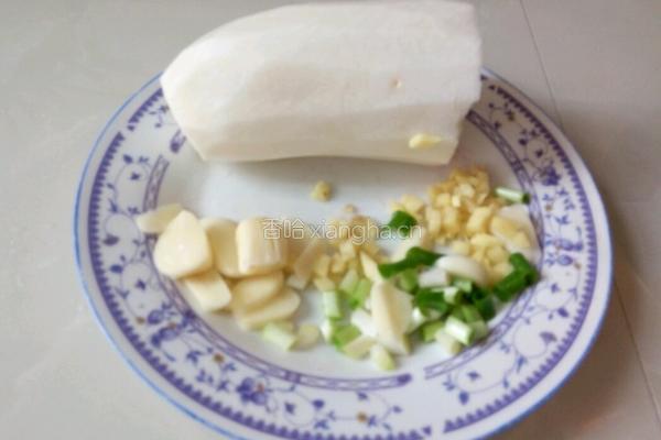  肥肉炖白萝卜的做法图解1
