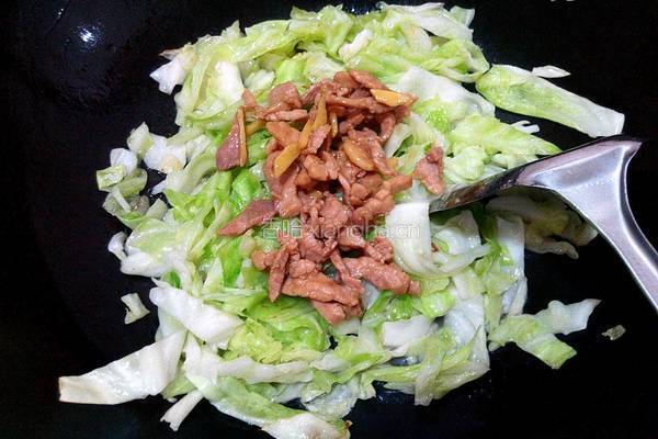 卷心菜炒肉的做法图解5