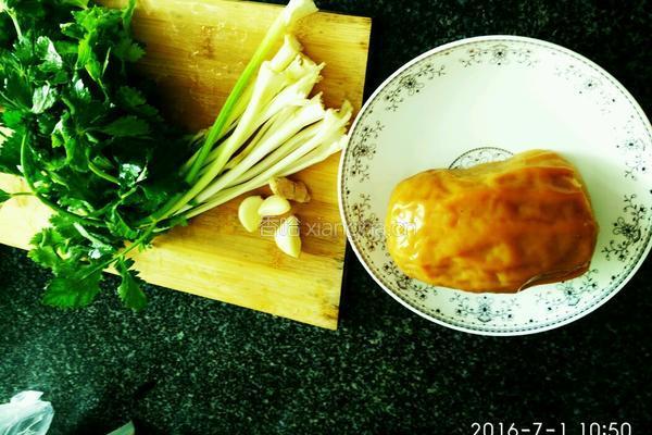 芹菜炒米豆腐的做法图解1