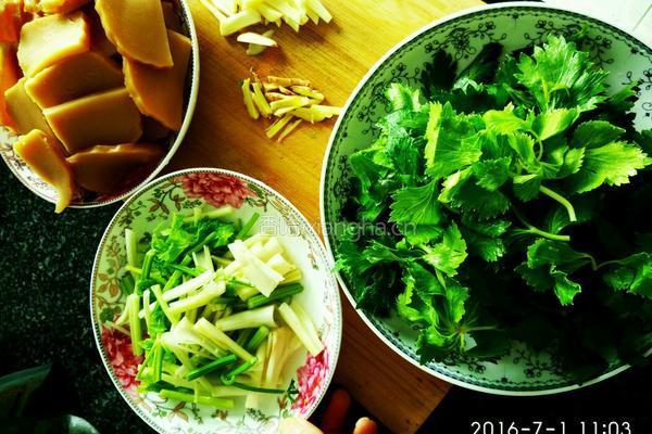芹菜炒米豆腐的做法图解2