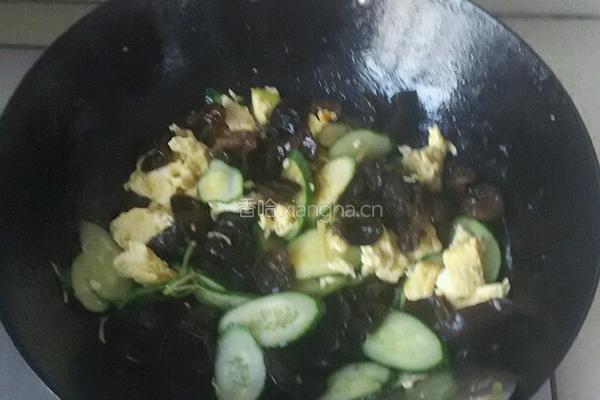 黄瓜木耳炒鸡蛋的做法图解8