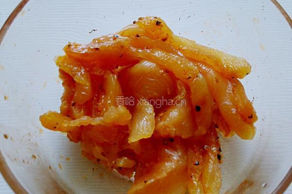 红彩椒炒胡椒鸡丝的做法图解3