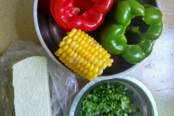 彩椒灌豆腐玉米粒的做法图解1