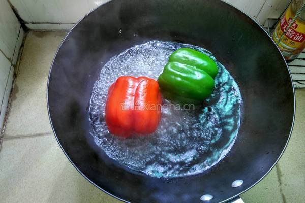 彩椒灌豆腐玉米粒的做法图解2