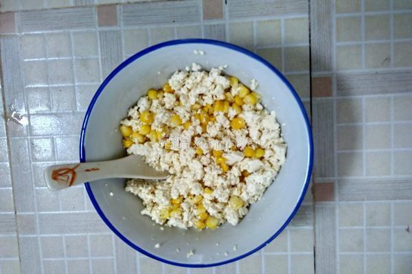 彩椒灌豆腐玉米粒的做法图解3