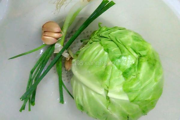 卷心菜炒扣肉的做法图解1